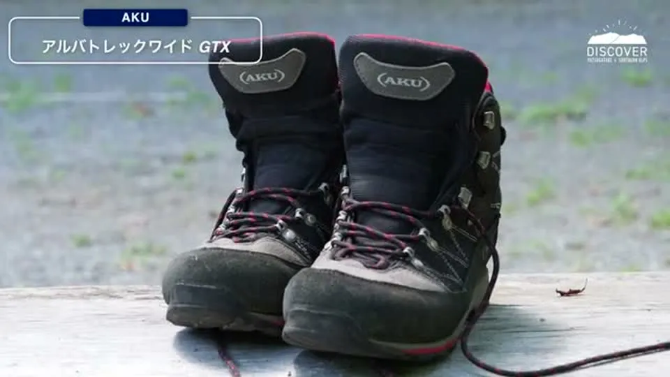 AKU アルバトレック ワイド GTX。ウッドデッキに置いたAKUの登山靴一足の全体（動画より）