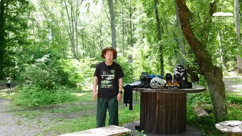 ナンガ エクスカーションパンツを着用して立つ編集長（動画より）